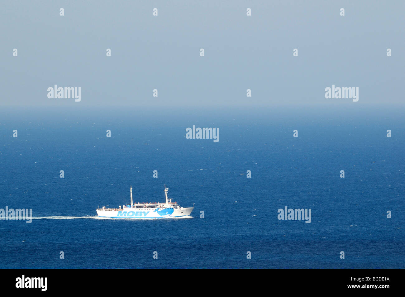 Navire au large de Bonifacio, Corse, France, Europe Banque D'Images