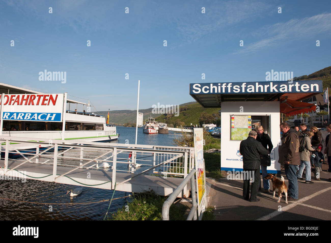 Pier avec ferry, Bernkastel-Kues, Moselle, Rhénanie-Palatinat, Allemagne, Europe Banque D'Images