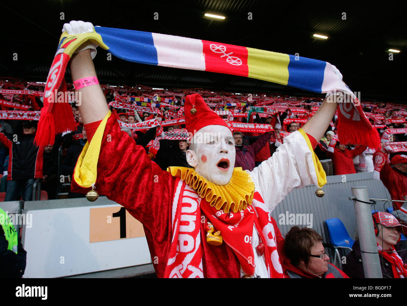 Ventilateur en costume de carnaval de Mayence, soccer, Bundesliga FSV Mainz 05 vs Hambourg SV dans Bruchwegstadion stadium à Mayence, Rhénanie- Banque D'Images