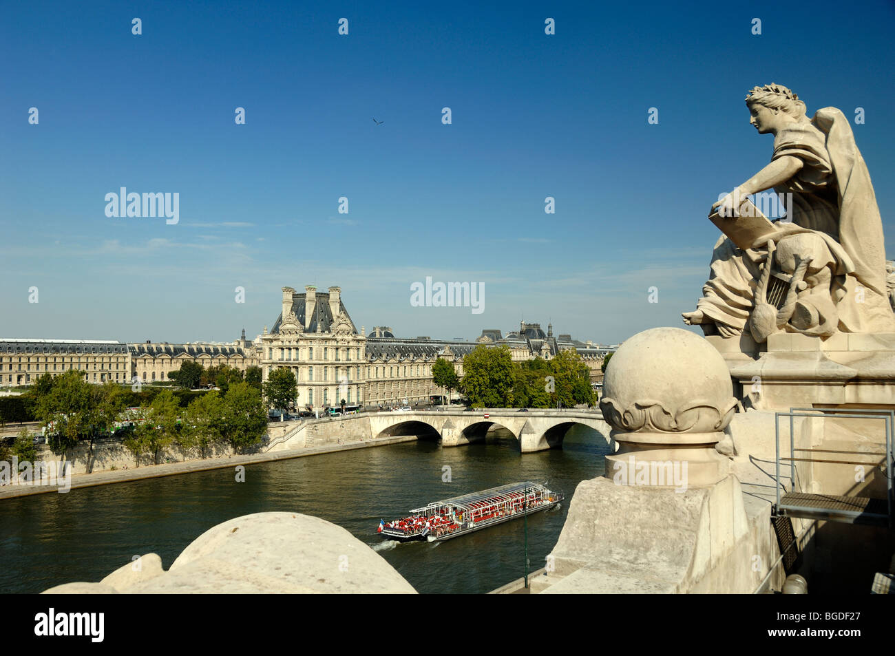 Vue sur le Musée du Louvre, la Seine et le bateau mouche, ou croisière touristique depuis le toit du Musée d'Orsay ou du Musée d'Orsay, Paris, France Banque D'Images