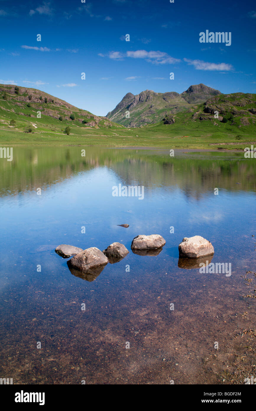 À l'échelle Blea Tarn dans le district du lac vers la The Langdales Banque D'Images