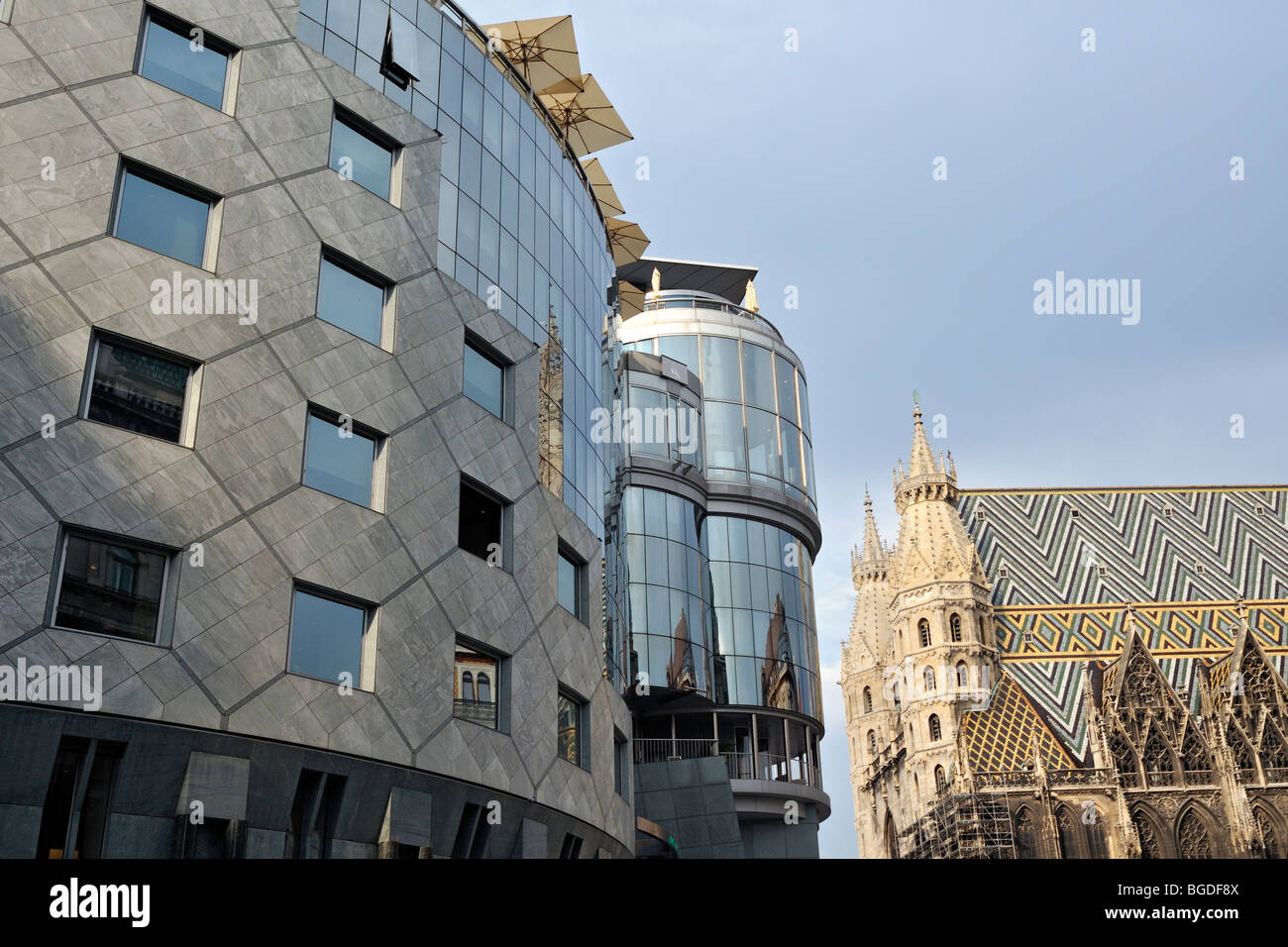Contraste de controverse et bâtiment postmoderne Haas-Haus Quartier Gothique de la cathédrale Saint-Étienne (Stephansdom) de Vienne, Autriche Banque D'Images
