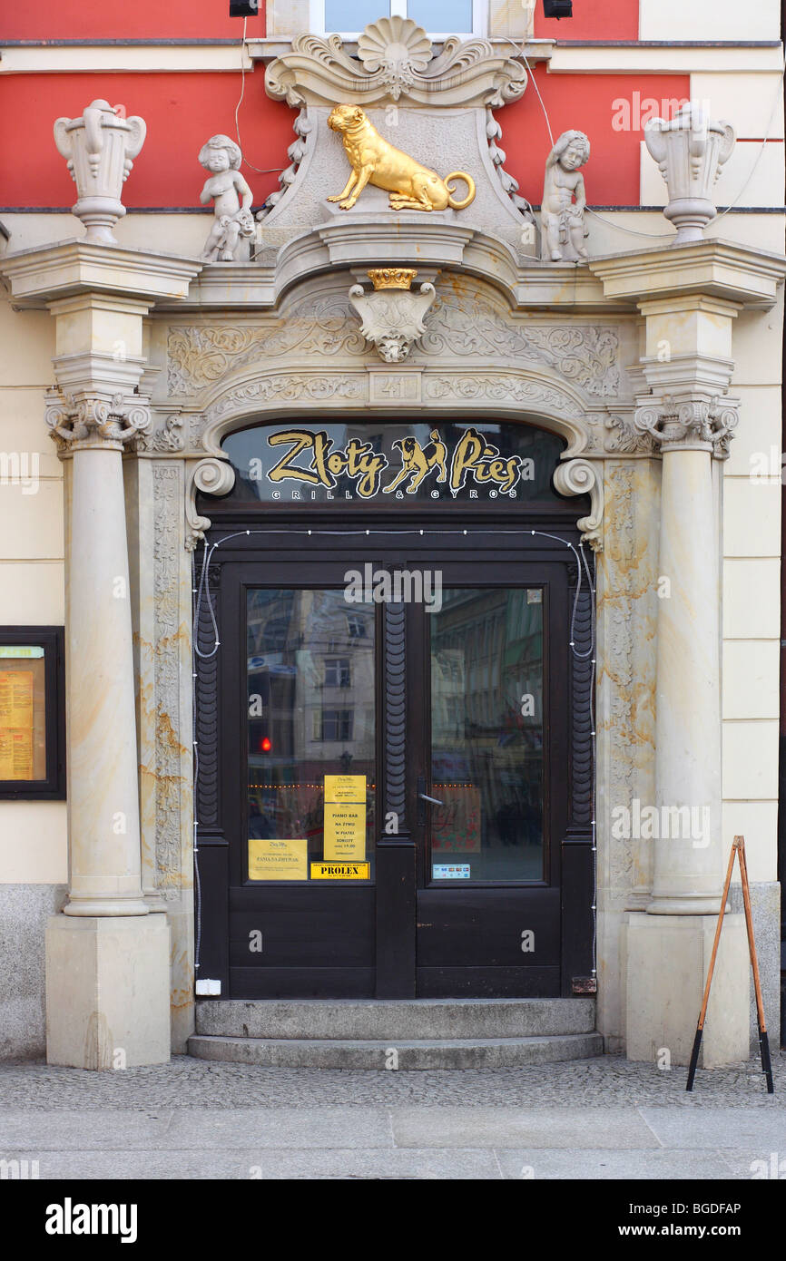 Vieux Marché de Wroclaw porte de l'immeuble historique Banque D'Images