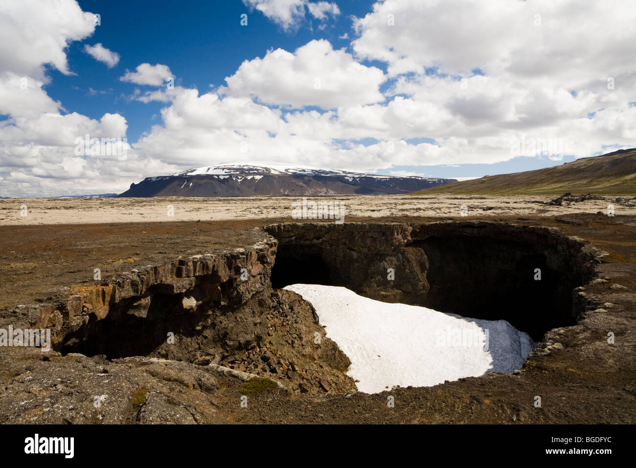 L'ouverture de la grotte. Surtshellir, grotte de lave Hallmundarhraun, à l'ouest de l'Islande. Banque D'Images