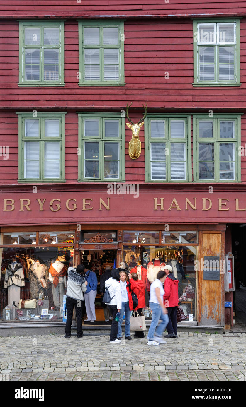 Shop dans la zone portuaire, Bryggen, Bergen, Norvège, Scandinavie, dans le Nord de l'Europe Banque D'Images