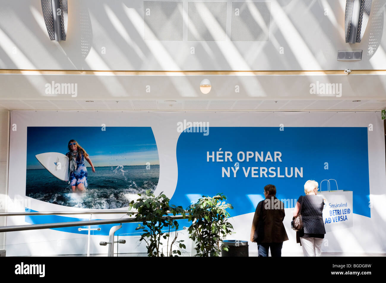 Deux femmes désorientées dans centre commercial Smaralind shopping mall. Kopavogur, Islande. Banque D'Images