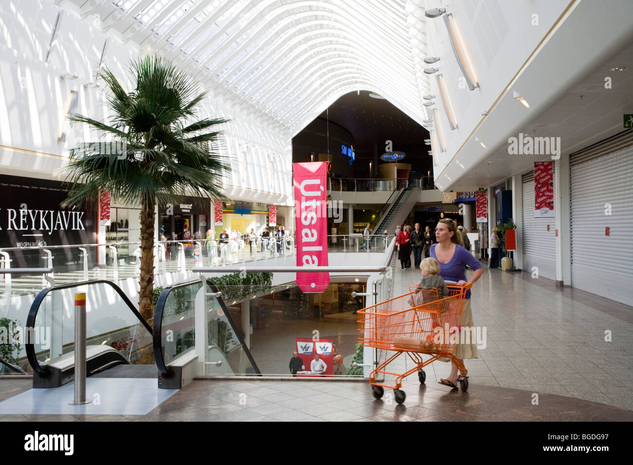Les gens shopping pendant une vente en centre commercial Smaralind mall. Kopavogur, Islande. Banque D'Images