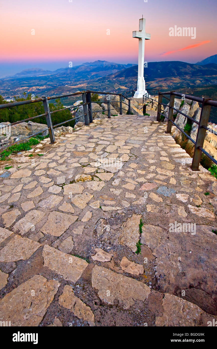 Grande croix blanche (Cruz del Castillo) à Castillo de Santa Catalina au coucher du soleil, de la Ville de Jaen, province de Jaén, Andalousie (Andalu Banque D'Images