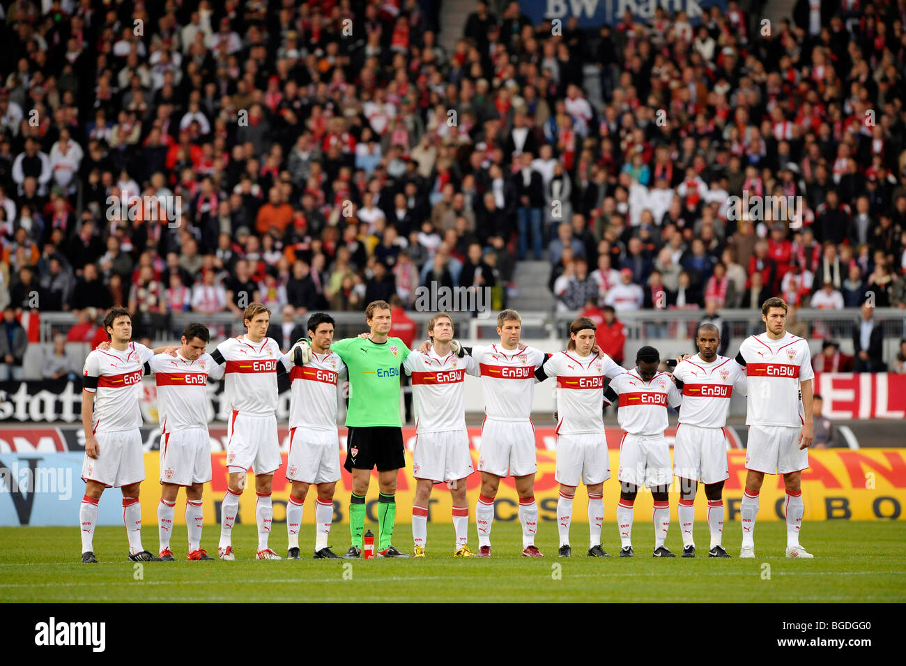 Minute de silence pour le défunt gardien Robert Enke, le VfB Stuttgart, l'équipe de Mercedes-Benz Arena, Stuttgart, Baden-Wuerttembe Banque D'Images