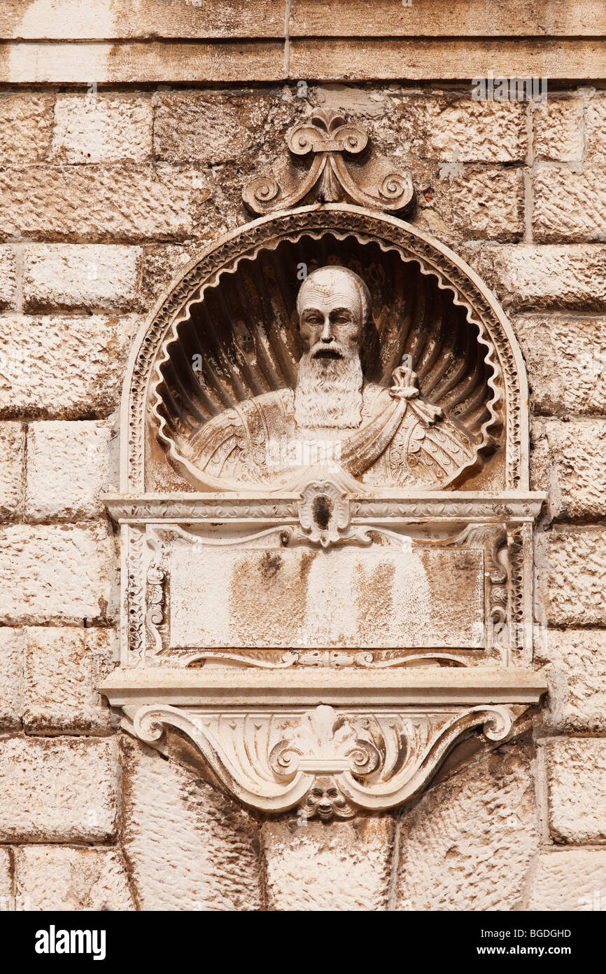 Buste sur le mur extérieur de la ville garde, Zadar, Dalmatie, Croatie, Europe Banque D'Images