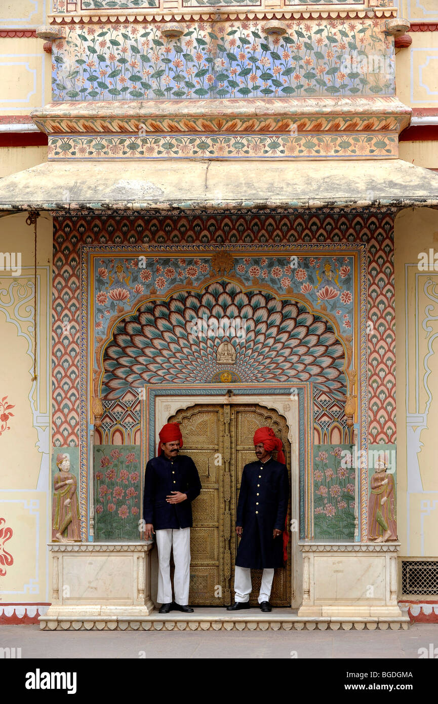 Les gardes du palais dans la ville Palace, Jaipur, Rajasthan, Inde du Nord, Inde, Asie du Sud, Asie Banque D'Images
