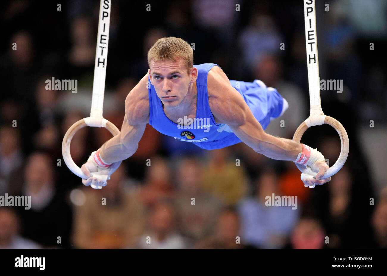 Flavius Koczi, Roumanie, sur les anneaux, EnBW, 2009 Coupe du Monde de Gymnastique Porsche-Arena, Stuttgart, Bade-Wurtemberg, Allemagne, Union européenne Banque D'Images