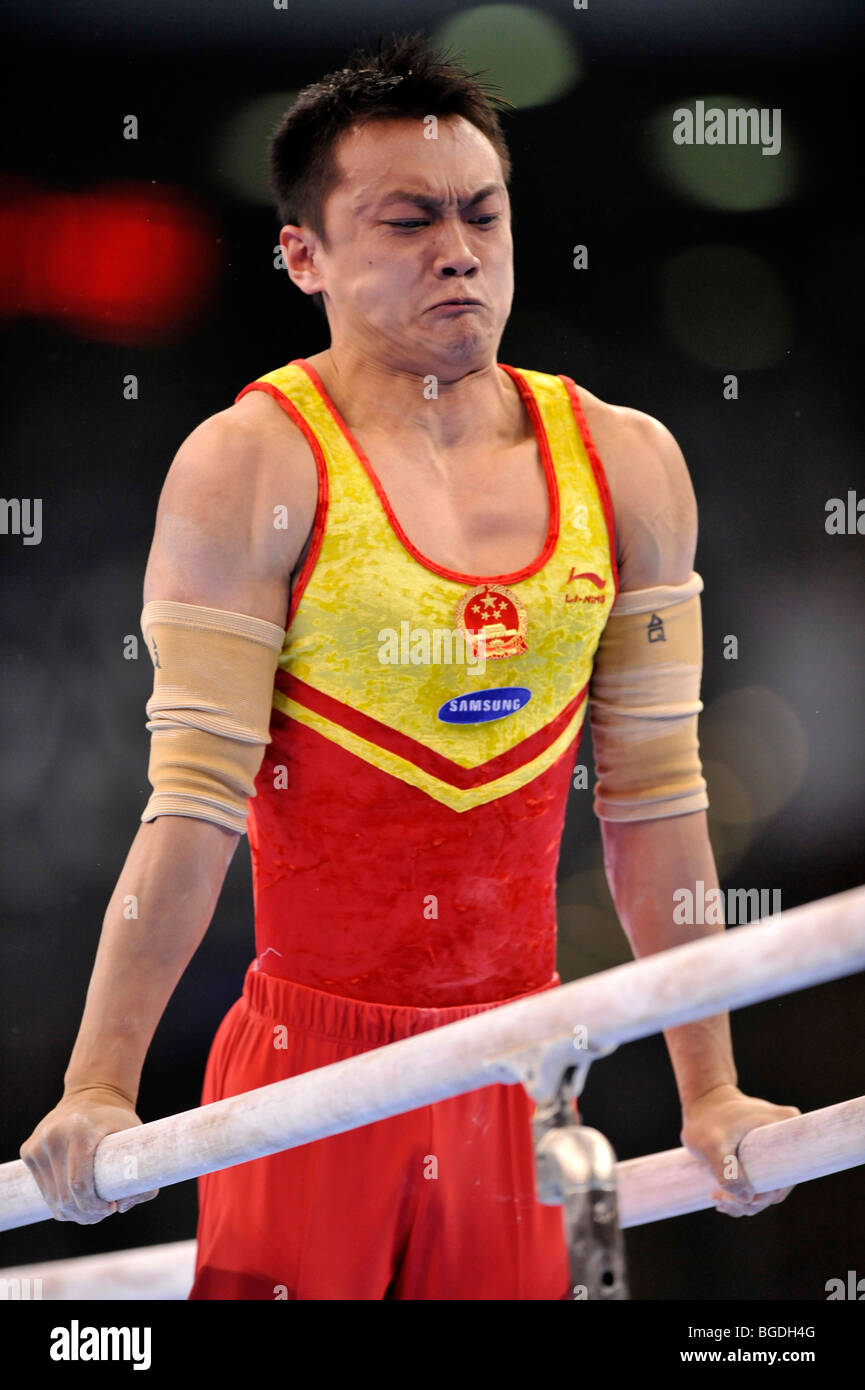Guanyin Wang, Chine, aux barres parallèles, de la Coupe du Monde 2009 gymnastique d'EnBW, Porsche-Arena, Stuttgart, Bade-Wurtemberg, Allemand Banque D'Images