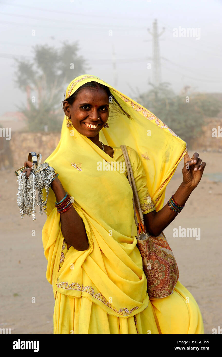 Indian street commerçant qui propose à la vente de bijoux, Pushkar, Rajasthan, Inde du Nord, Inde, Asie du Sud, Asie Banque D'Images