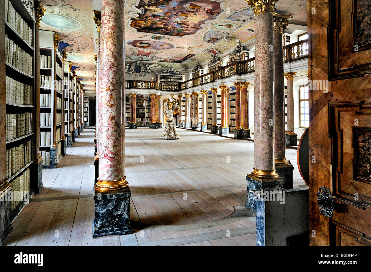 Dans la bibliothèque de l'abbaye bénédictine d'Ottobeuren, Bavaria, Germany, Europe Banque D'Images