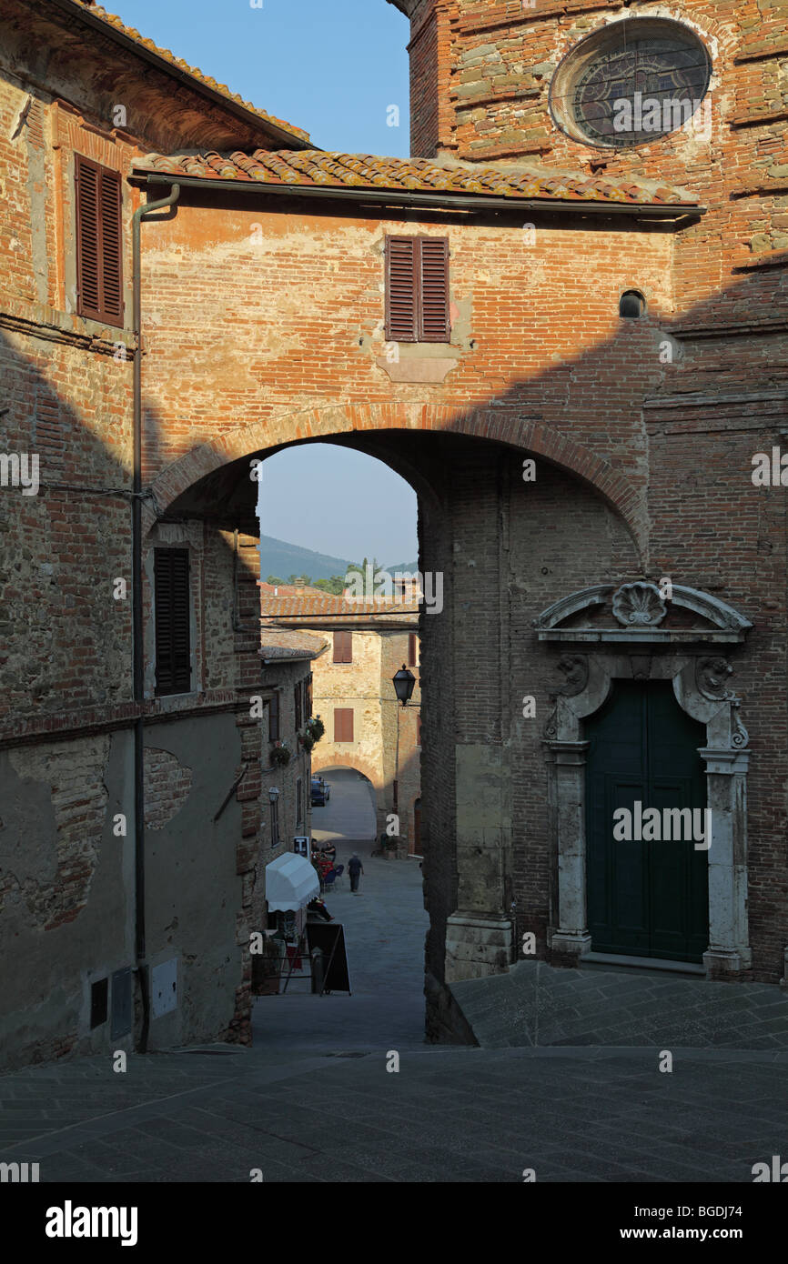 Voûte médiévale menant à la Piazza Umberto à Panicale Banque D'Images