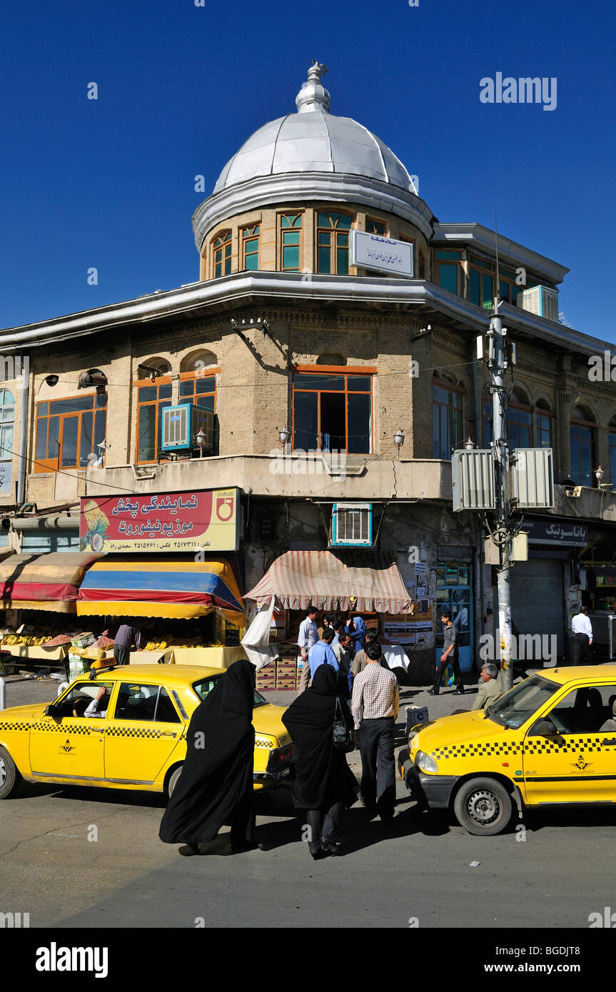 Les femmes dans un tchador noir, place centrale Meidan-e Emam, Imam Khomeini, Hamadan, Hamadan, en Iran, en Perse, en Asie Banque D'Images