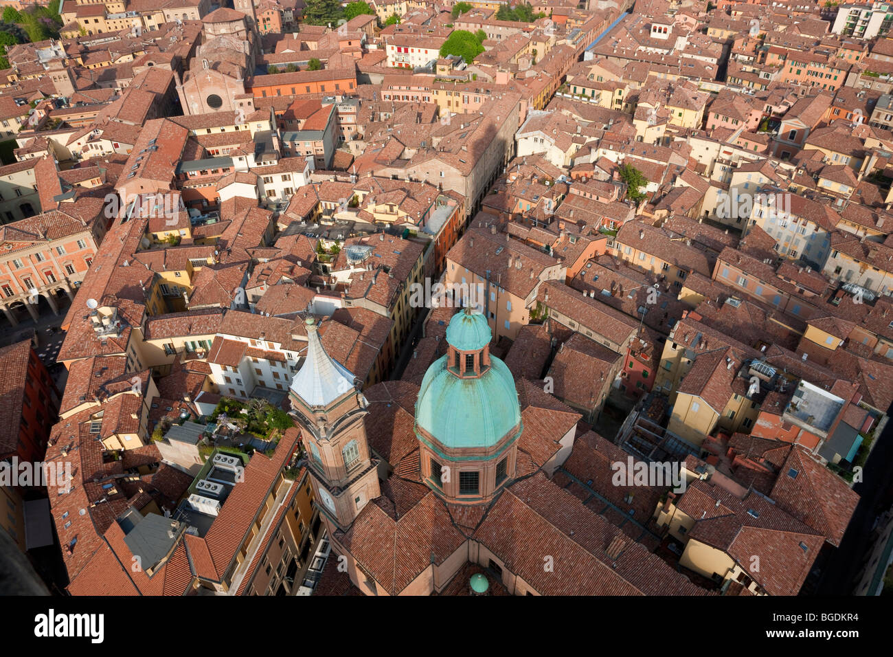 Vue sur les toits et église de San Bartolomeo, Bologne, Émilie-Romagne, Italie Banque D'Images