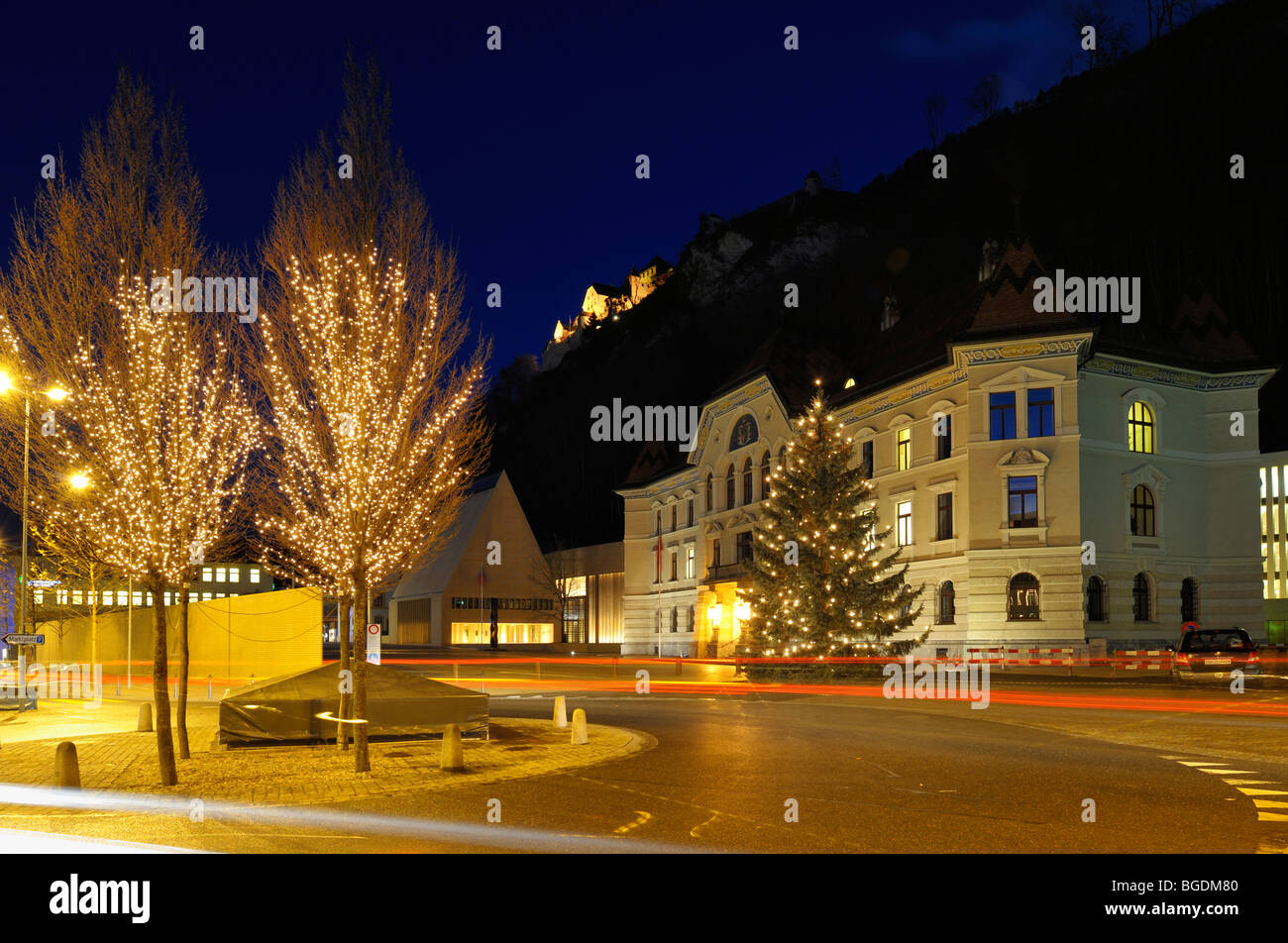 Ancien et nouveau bâtiment du gouvernement et le château princier, Vaduz Liechtenstein LI Banque D'Images