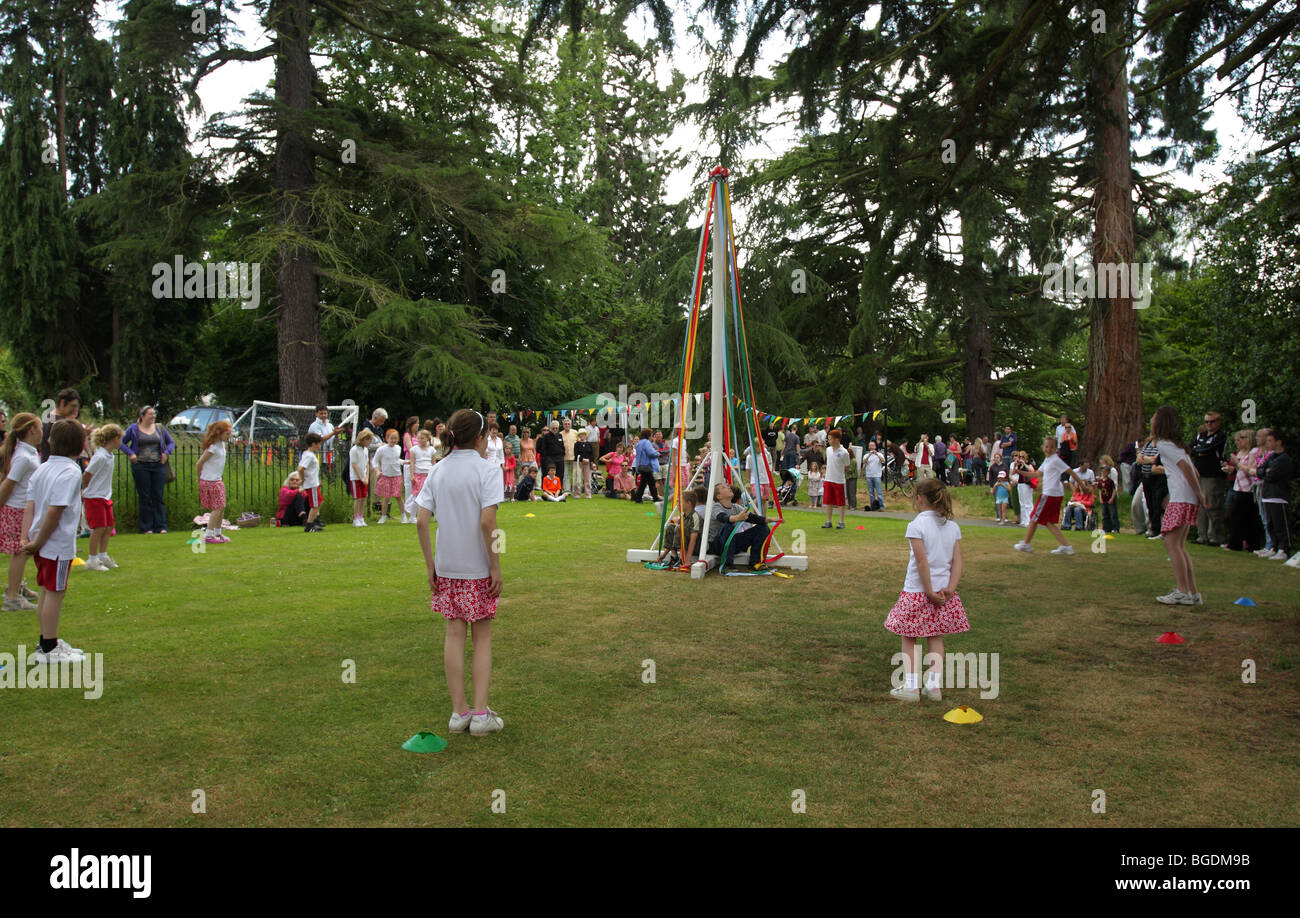 Les enfants de l'école l'Église Preen profiter traditionnel peut Pole dance. Banque D'Images