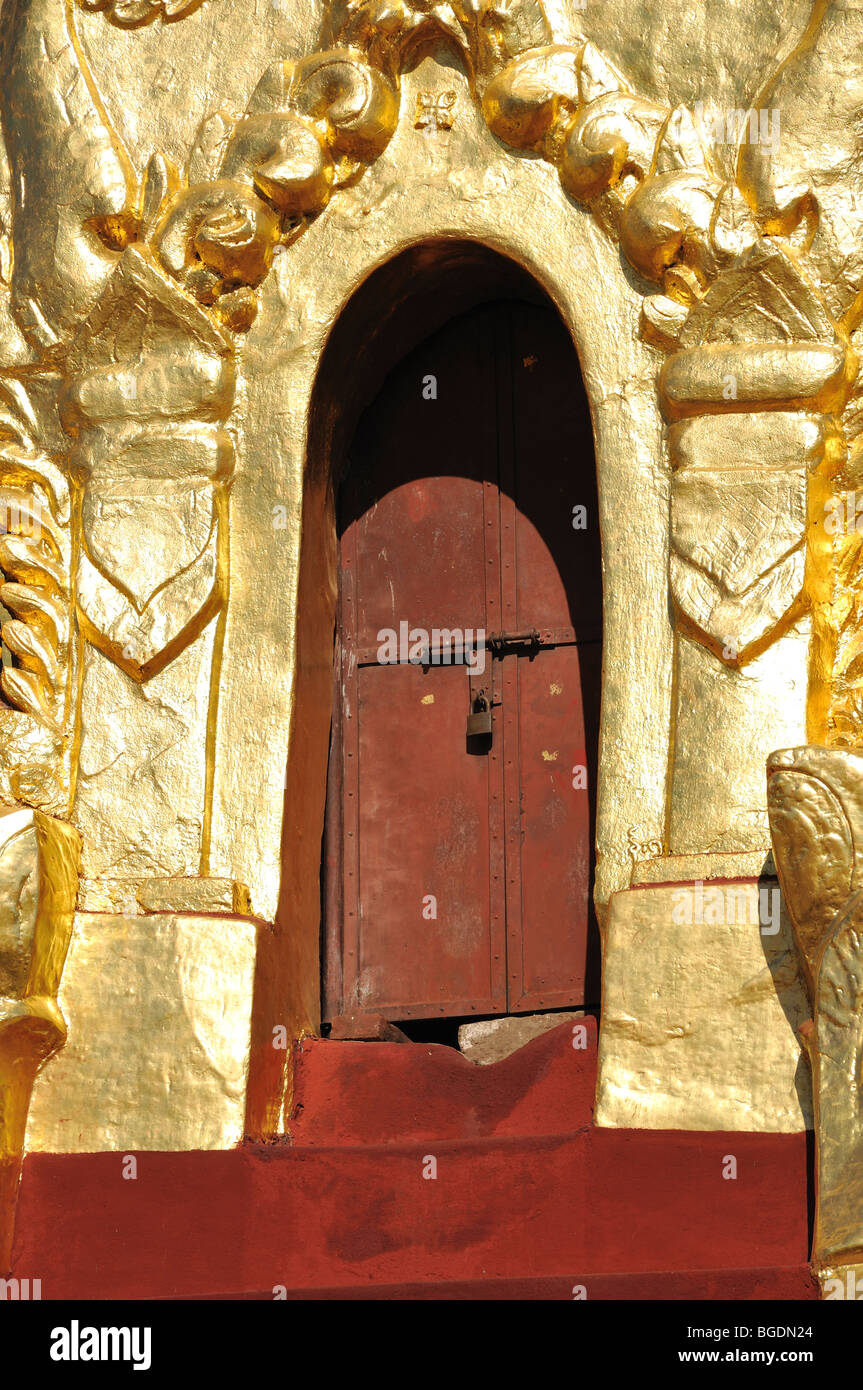 La Pagode Shwezigon à porte, Nyaung U, Bagan, Birmanie, Myanmar Banque D'Images