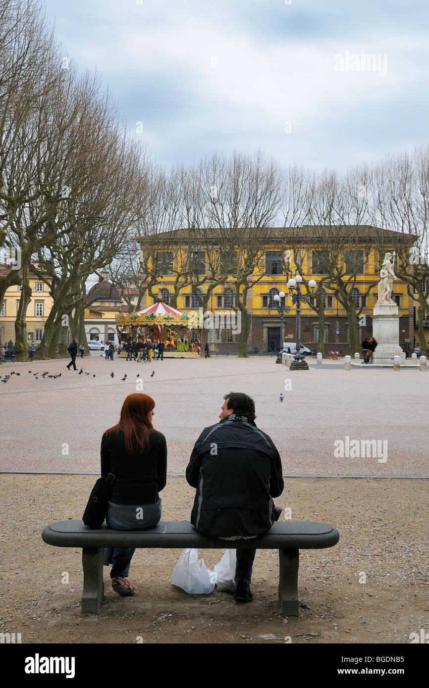 Un couple bénéficie d'un début de printemps à Piazza Napoleone (Piazza Grande) dans Luccca, Toscane, Italie. Banque D'Images