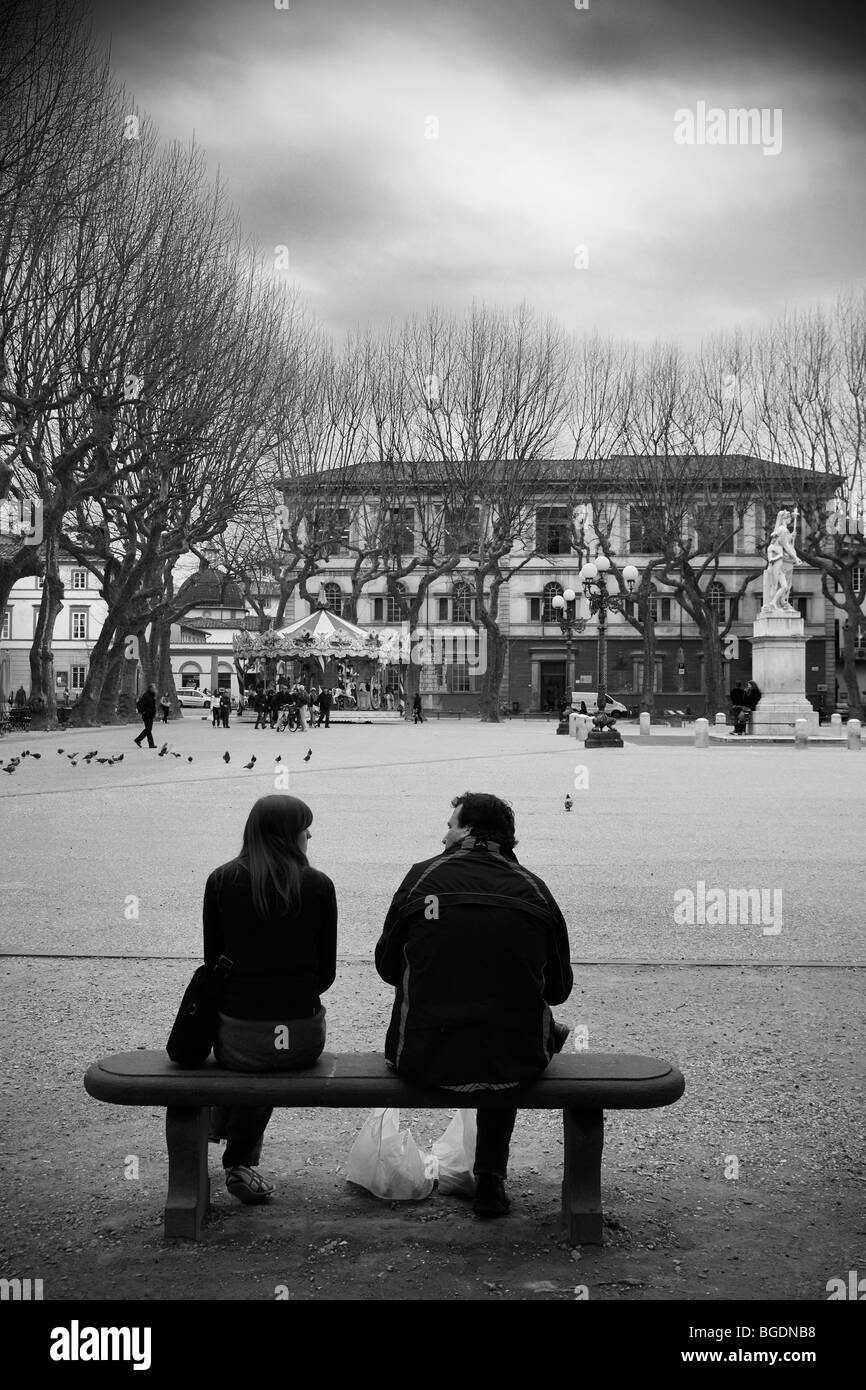 Un couple bénéficie d'un début de printemps à Piazza Napoleone (Piazza Grande) dans la région de Lucca, Toscane, Italie. Banque D'Images