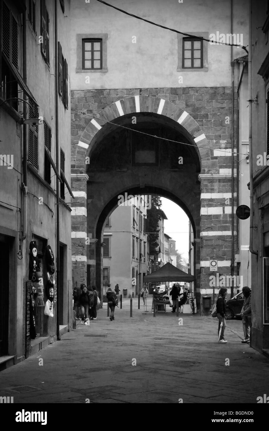 La porte au bout de la Via S. Croce, s'éloignant du coeur de la ville en direction de Via Elise à Lucca, Toscane, Italie. Banque D'Images