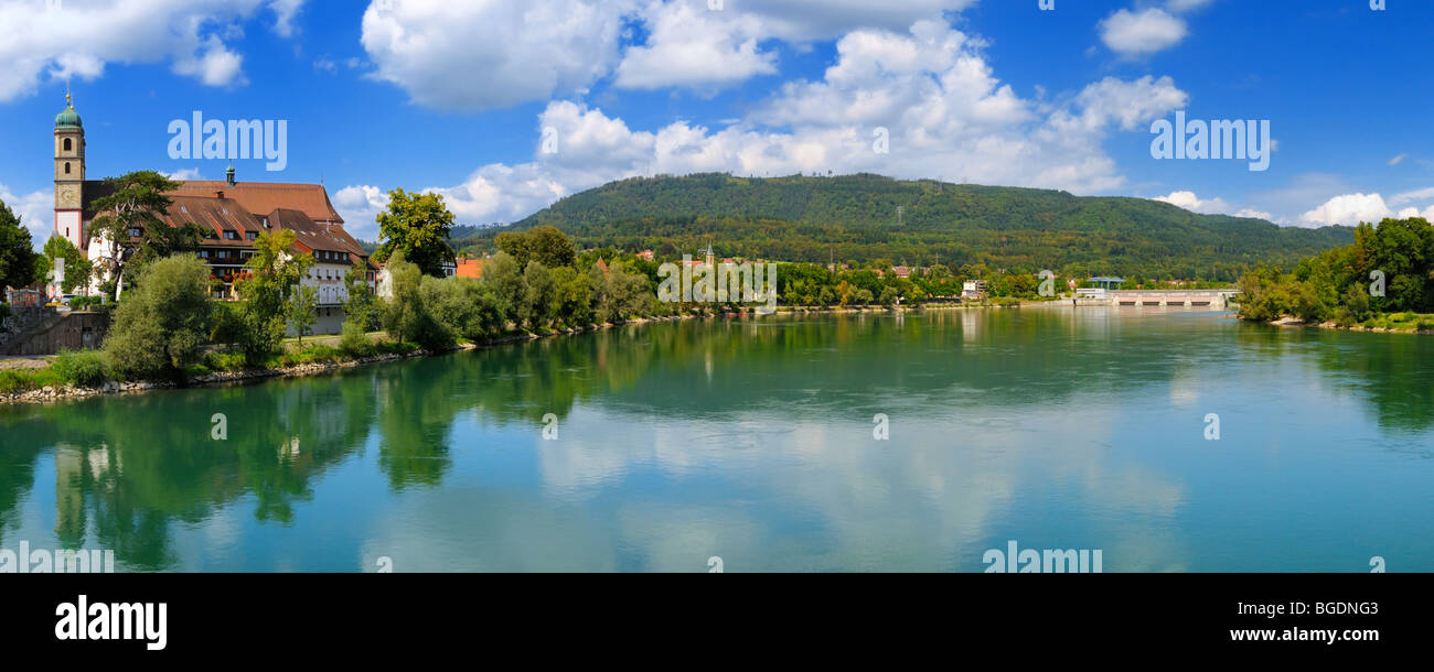 Viwe panoramique sur les rives du Rhin avec le Fridolinsmunster dans la ville de Bad Seackingen, Allemagne. Banque D'Images