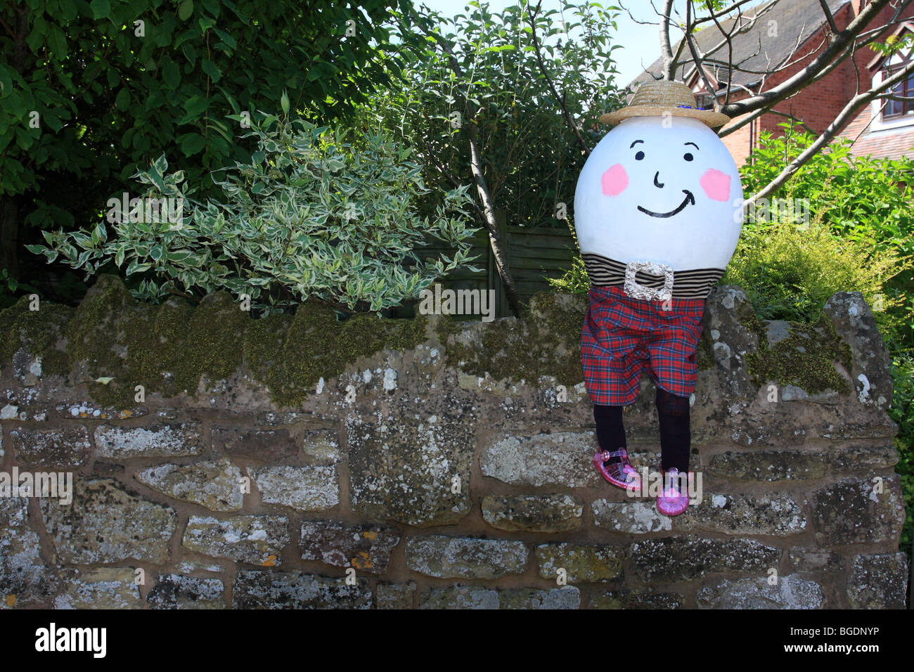 Assis sur son mur en attendant sa grande chute chers vieux Humpty Dumpty avec un sourire sur son visage. Un événement annuel en Acton Burnell. Banque D'Images