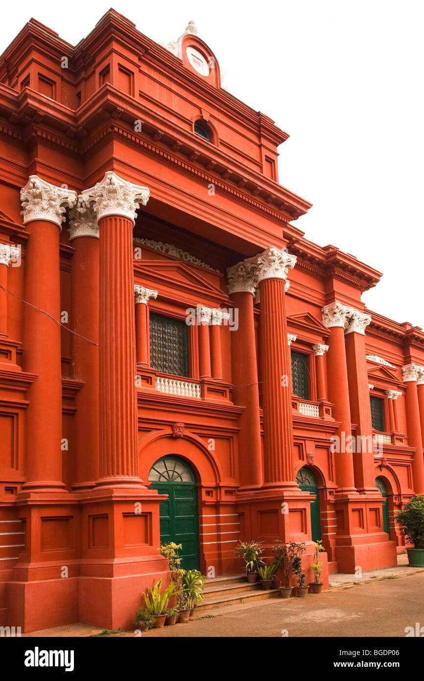 La façade rouge du Musée du gouvernement à Bangalore, Inde. Banque D'Images