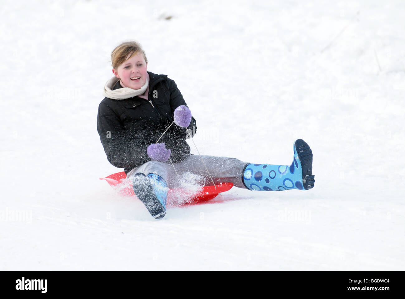 La luge et les enfants jouer dans la neige en Ecosse. Banque D'Images