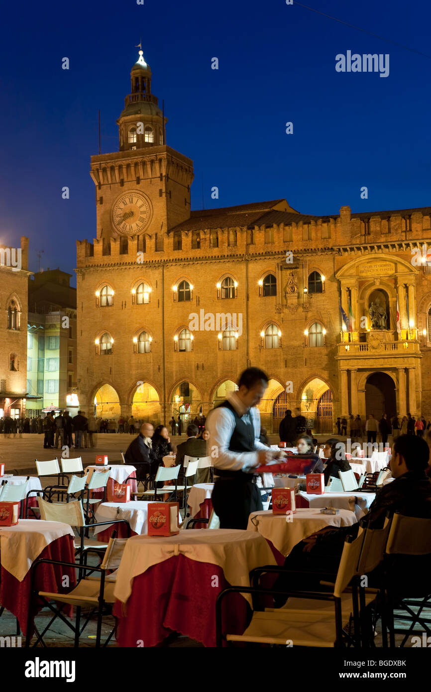 Café à l'extérieur, la Piazza Maggiore, Bologne, Émilie-Romagne, Italie Banque D'Images
