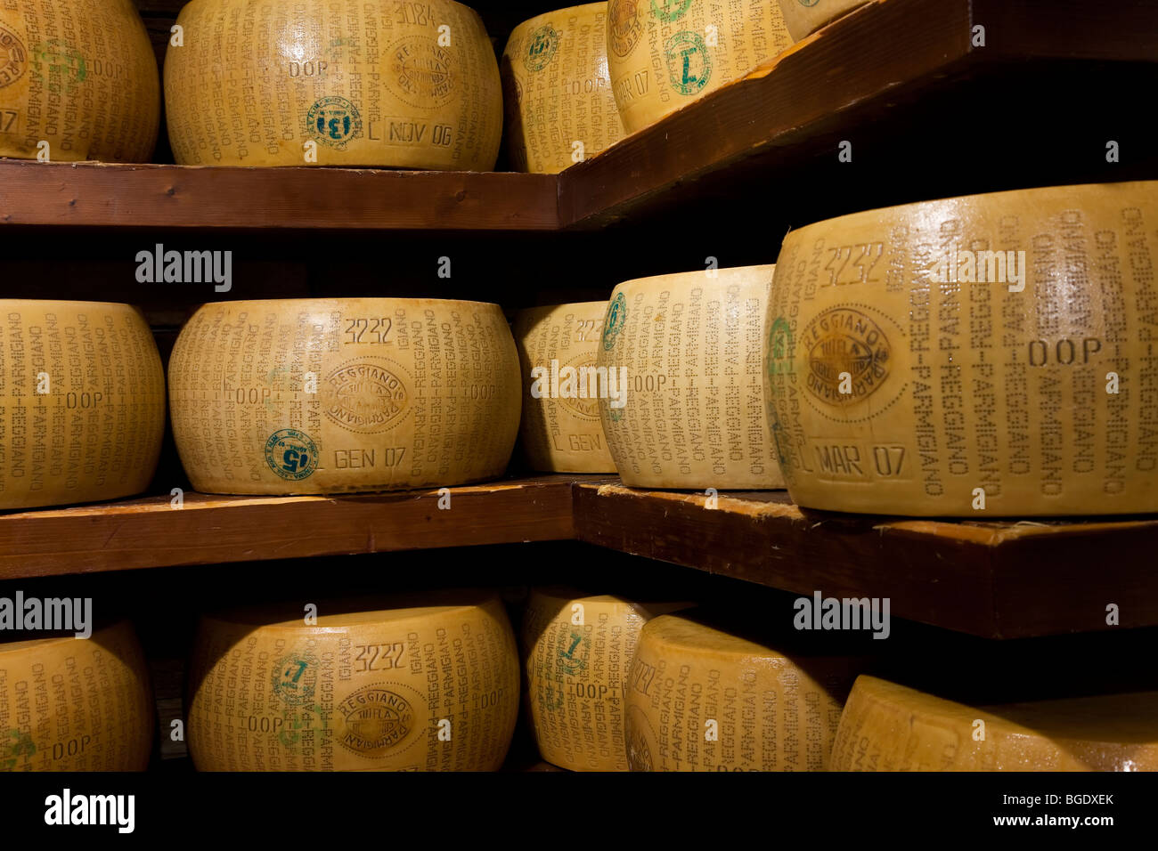 Une sélection de fromage parmesan dans une épicerie fine à Parme, Emilie-Romagne, Italie Banque D'Images