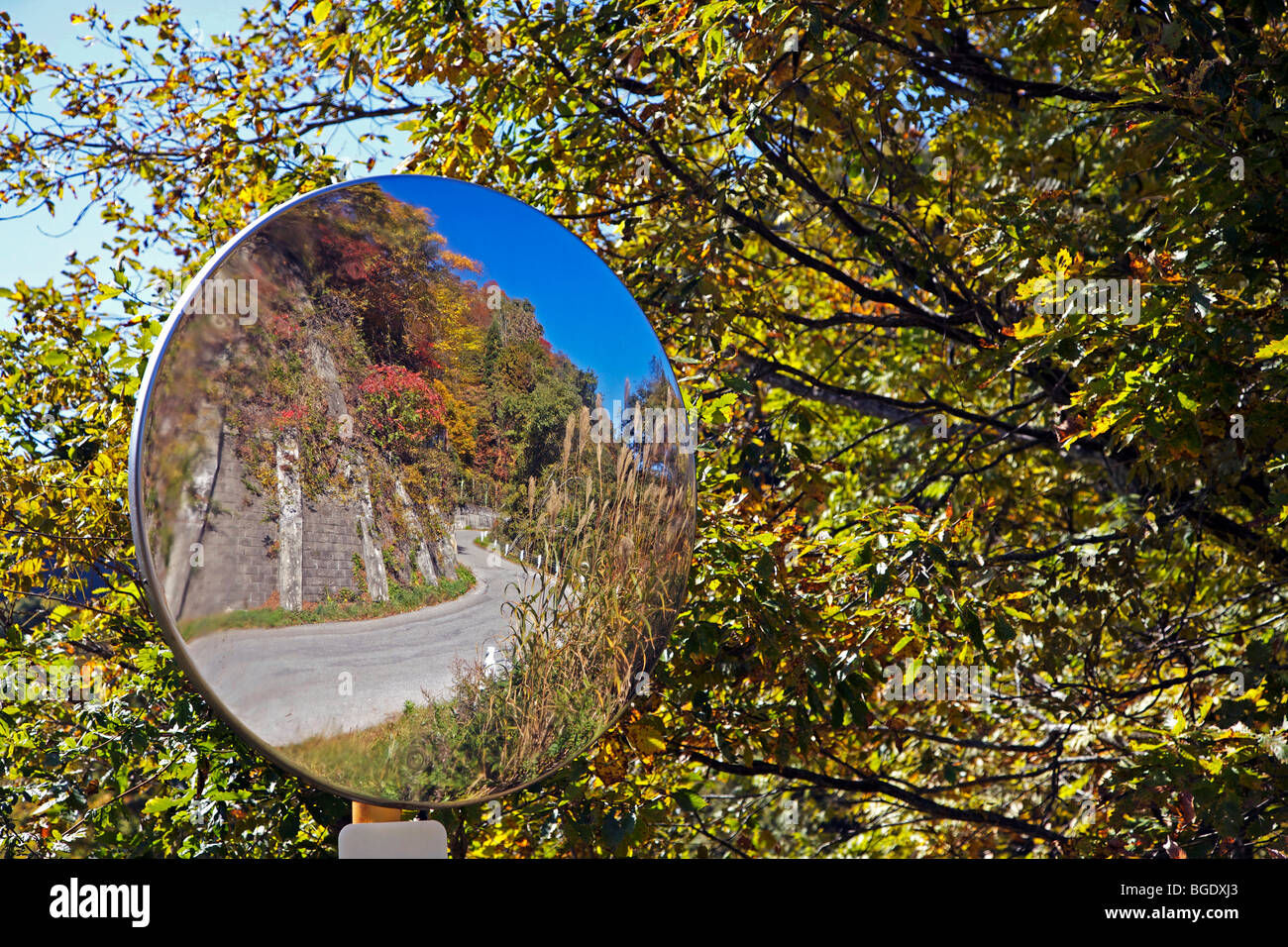 Miroir sur le coude de la route, Nagano, Japon Banque D'Images