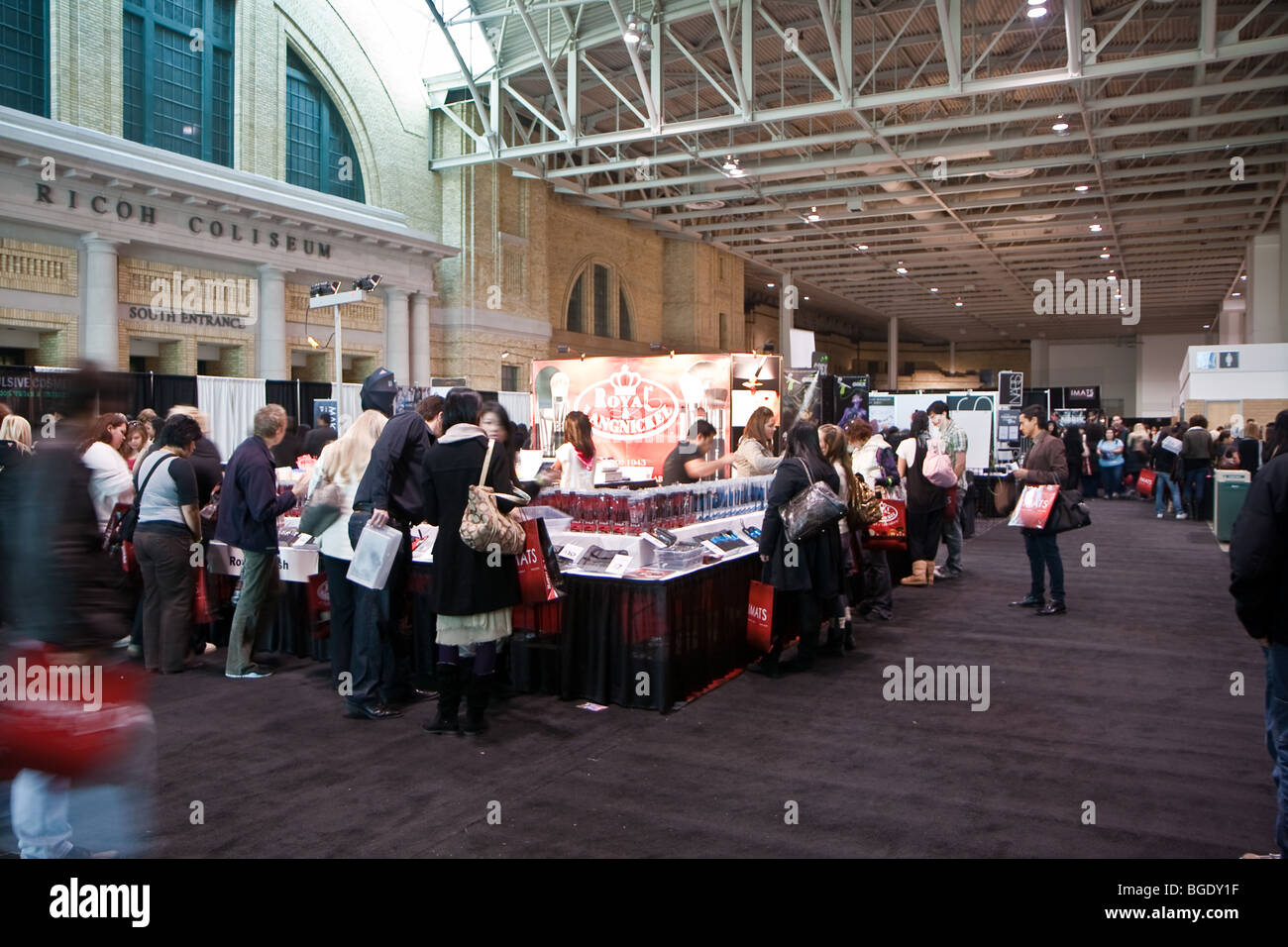 Salon de maquillage cosmétiques femme shopping des consommateurs Banque D'Images