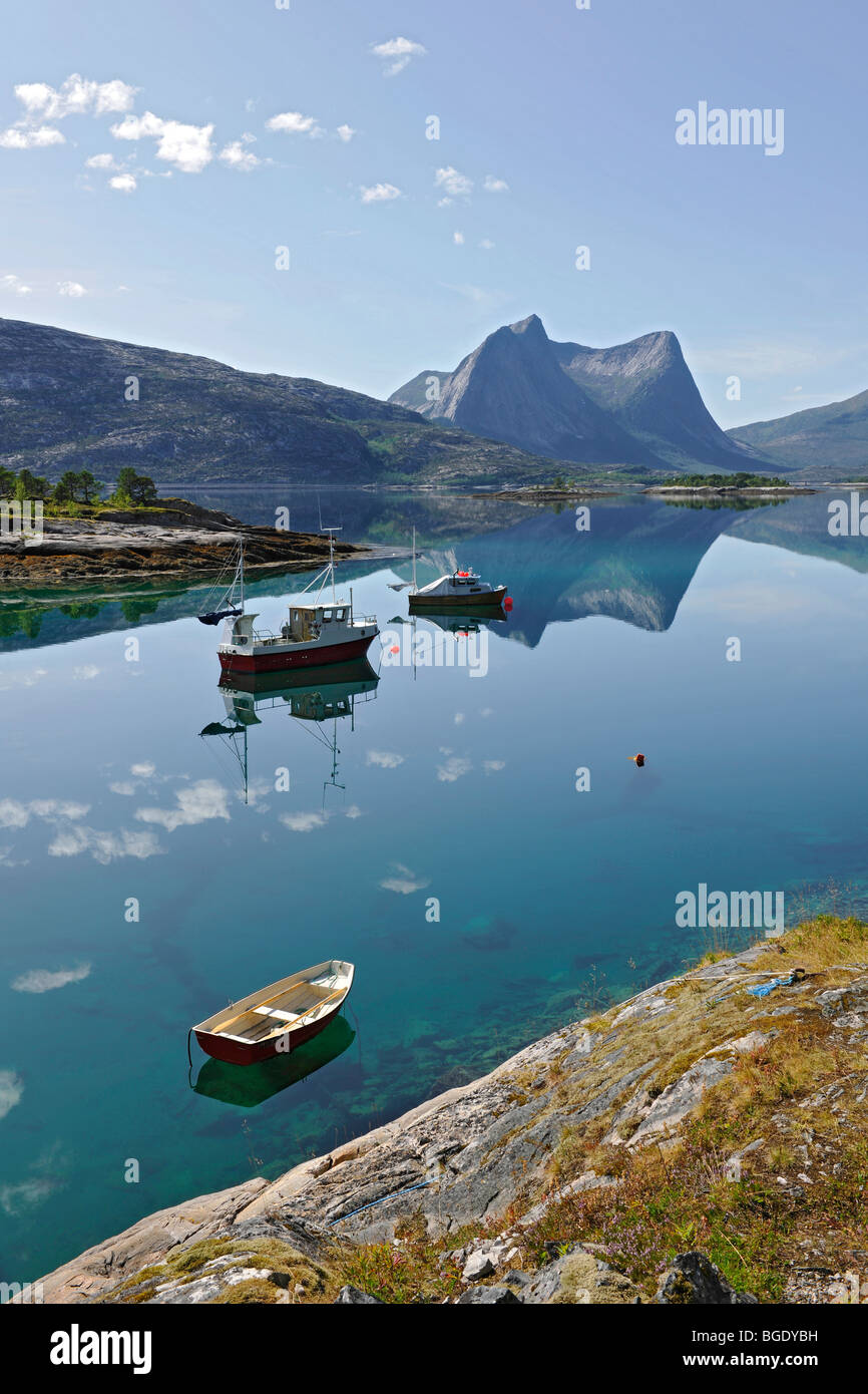 Paysage de fjord en Norvège du Nord, toujours mer, calme plat. Banque D'Images