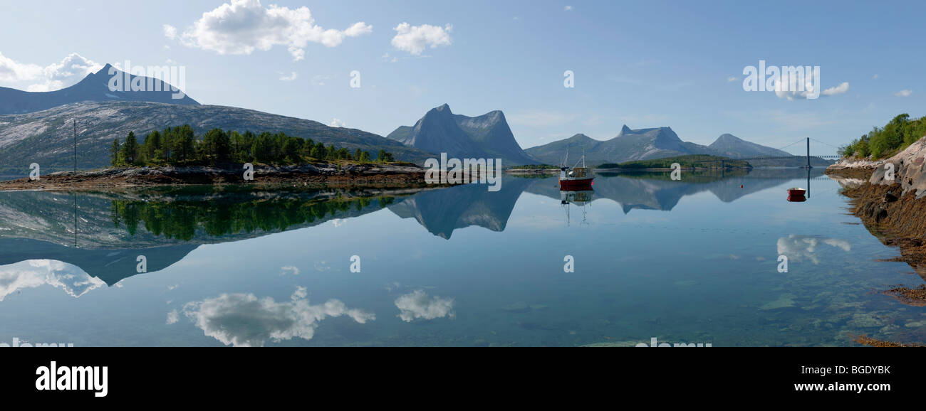 Paysage de fjord en Norvège du Nord, toujours mer, calme plat. Banque D'Images