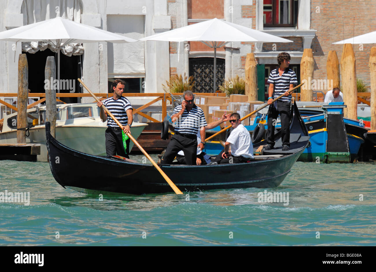 Venise, Vénétie, Italie. Traghetto gondola (grand) service de traversier sur Grand Canal transportant des gondoliers Banque D'Images