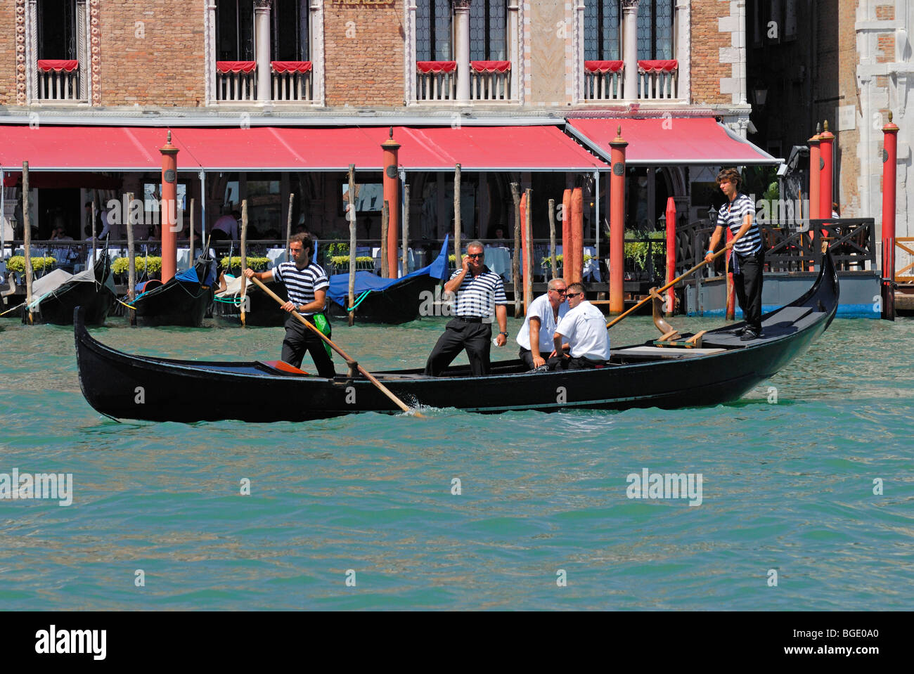 Venise, Vénétie, Italie. Traghetto gondola (grand) service de traversier sur Grand Canal transportant des gondoliers Banque D'Images