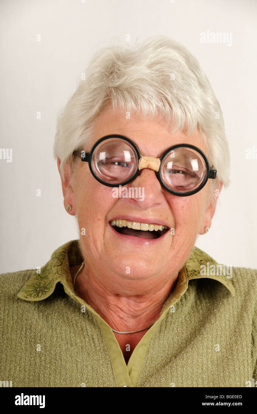 Stock photo d'une femme de soixante dix ans de rire et de porter des lunettes. blague Banque D'Images