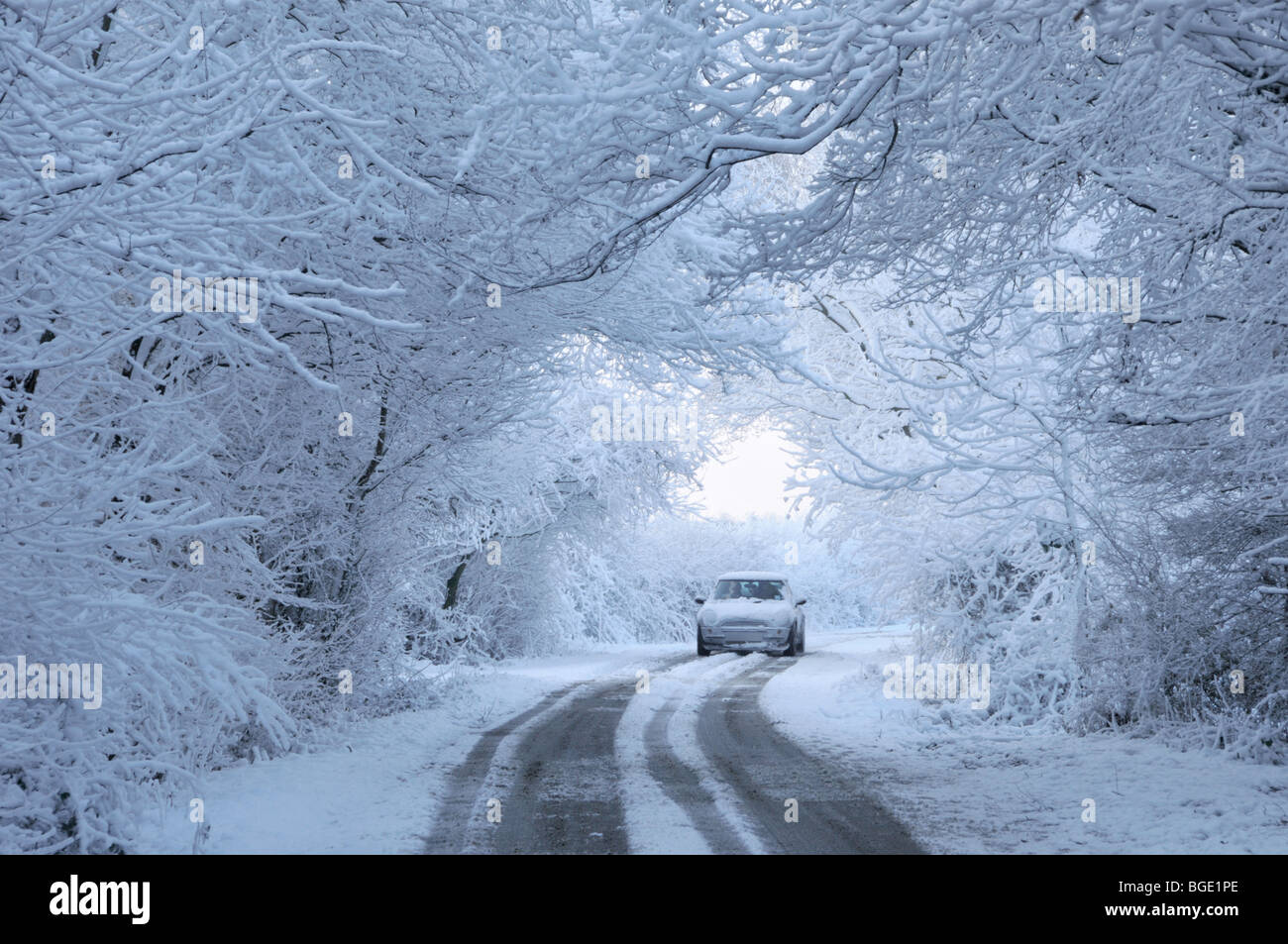 Location de voiture sur la neige a couvert country lane Banque D'Images