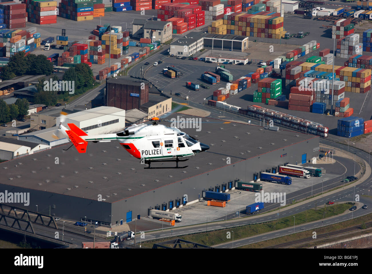 Hélicoptère de police Type BK 117 de la police NRW une opération vol. L'Allemagne, de l'Europe Banque D'Images
