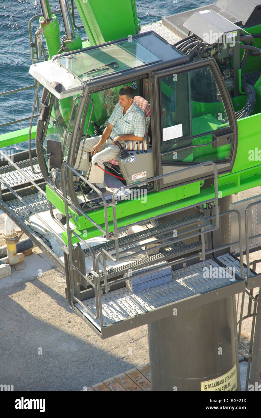 Vue de dessus de l'arsenal à la grue mobile à bas et conducteur assis dans la cabine de contrôle au port turc en Asie Turquie Province de Çanakkale Banque D'Images