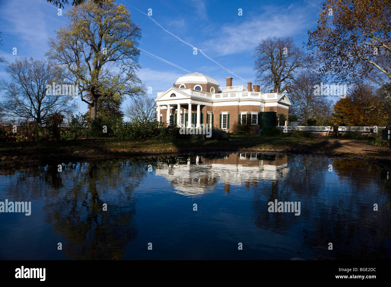Monticello, la maison de Thomas Jefferson, avec reflet dans un étang à poissons. Charlottesville, Virginia, USA. Banque D'Images