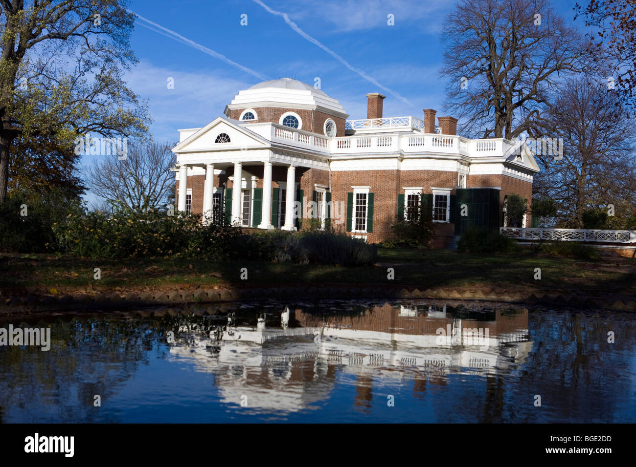 Monticello, la maison de Thomas Jefferson avec reflet dans un étang à poissons. Charlottesville, Virginia, USA Banque D'Images