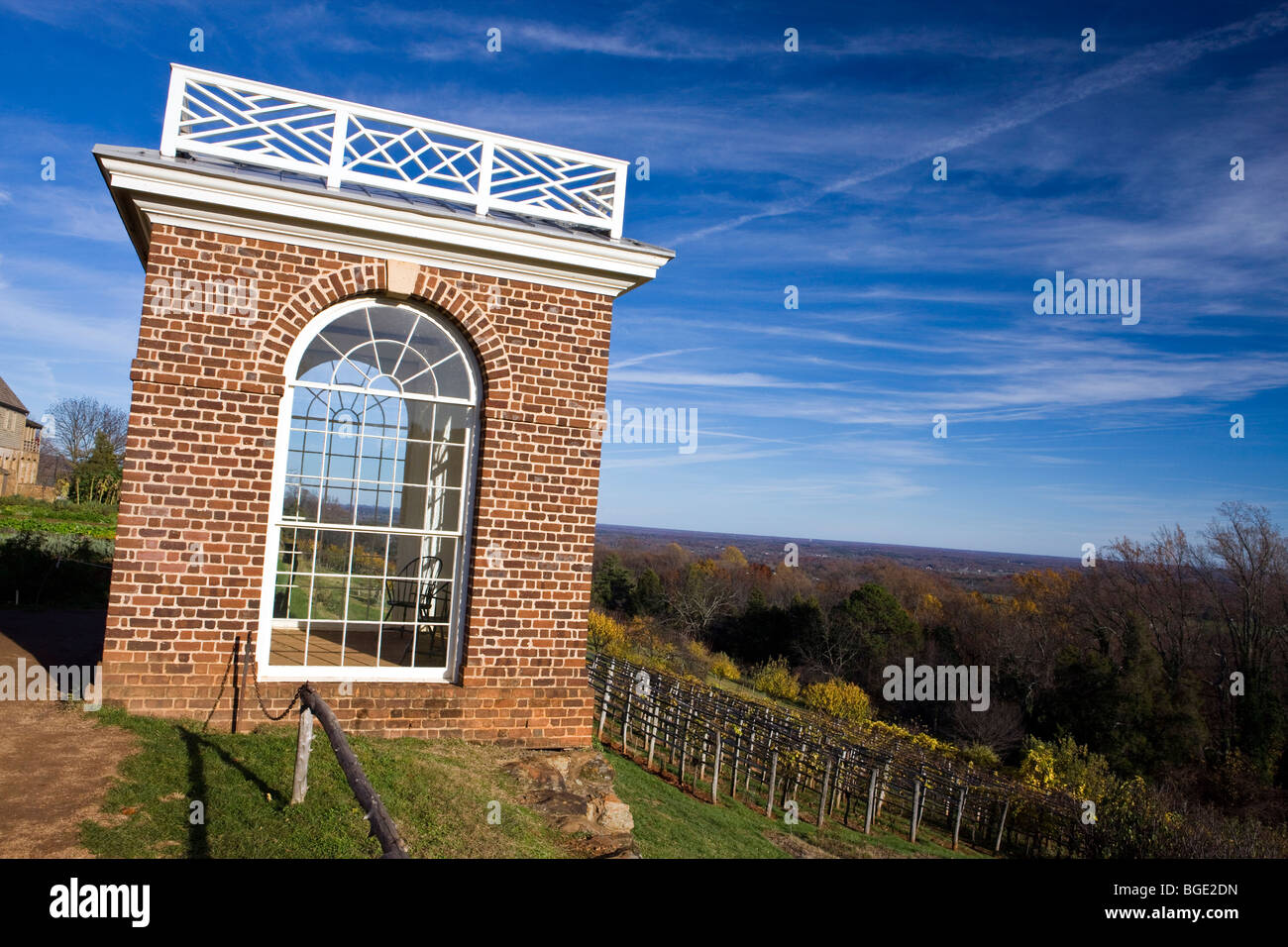 Pavillon de jardin avec vue sur le vignoble à Monticello, la maison de Thomas Jefferson. Charlottesville, Virginia, USA Banque D'Images