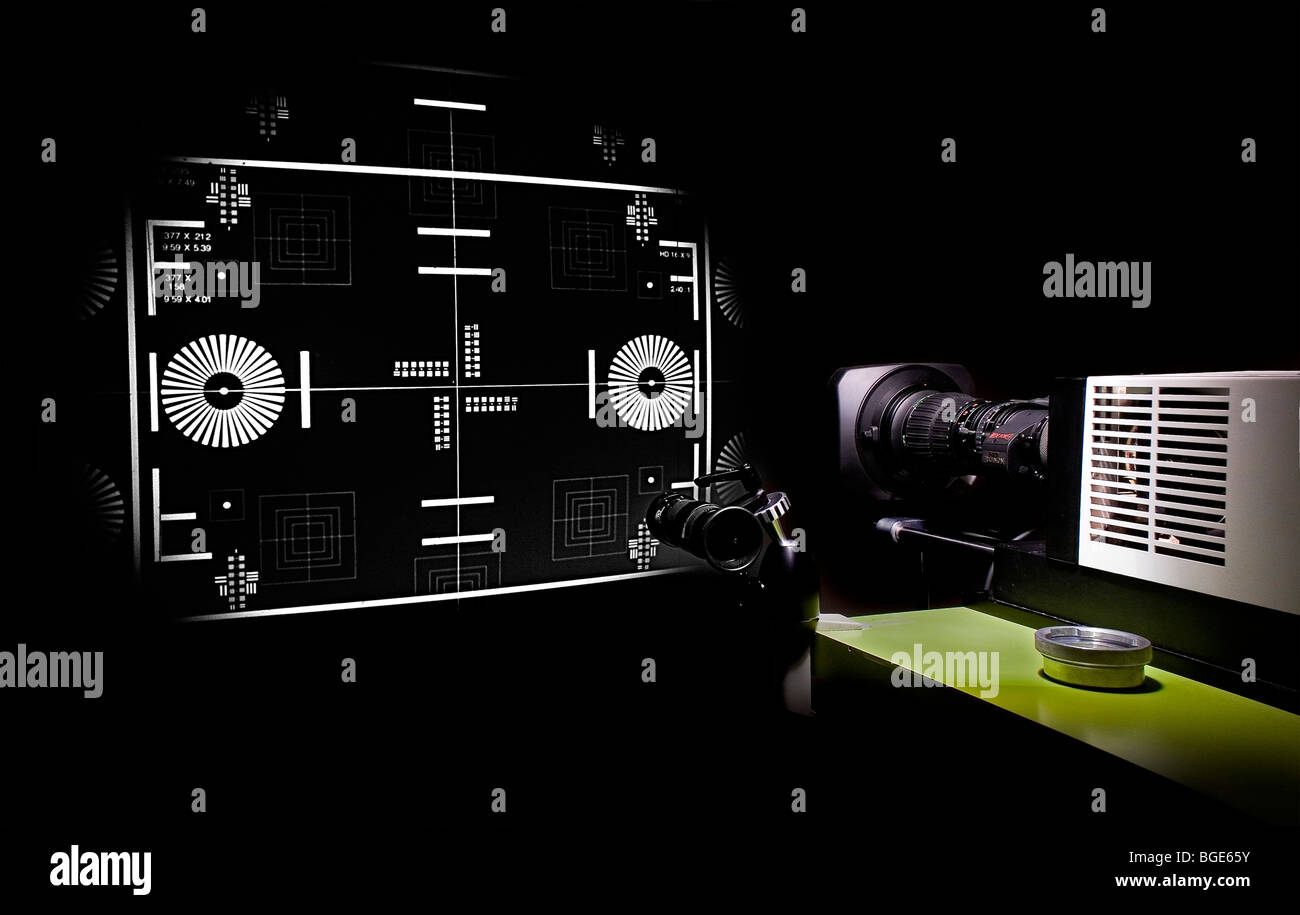 Test d'une télévision professionnelle sur la lentille du projecteur de  lentilles de précision Photo Stock - Alamy