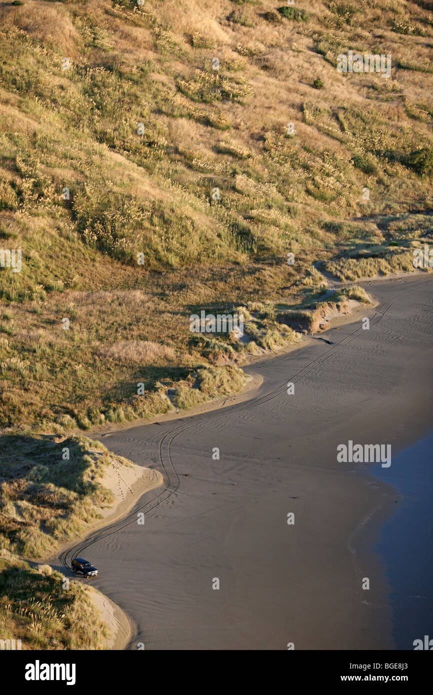 4WD véhicule garé sur la plage connue sous le nom de l'écart. Delémont, Wairarapa, Wellington, Nouvelle-Zélande Banque D'Images