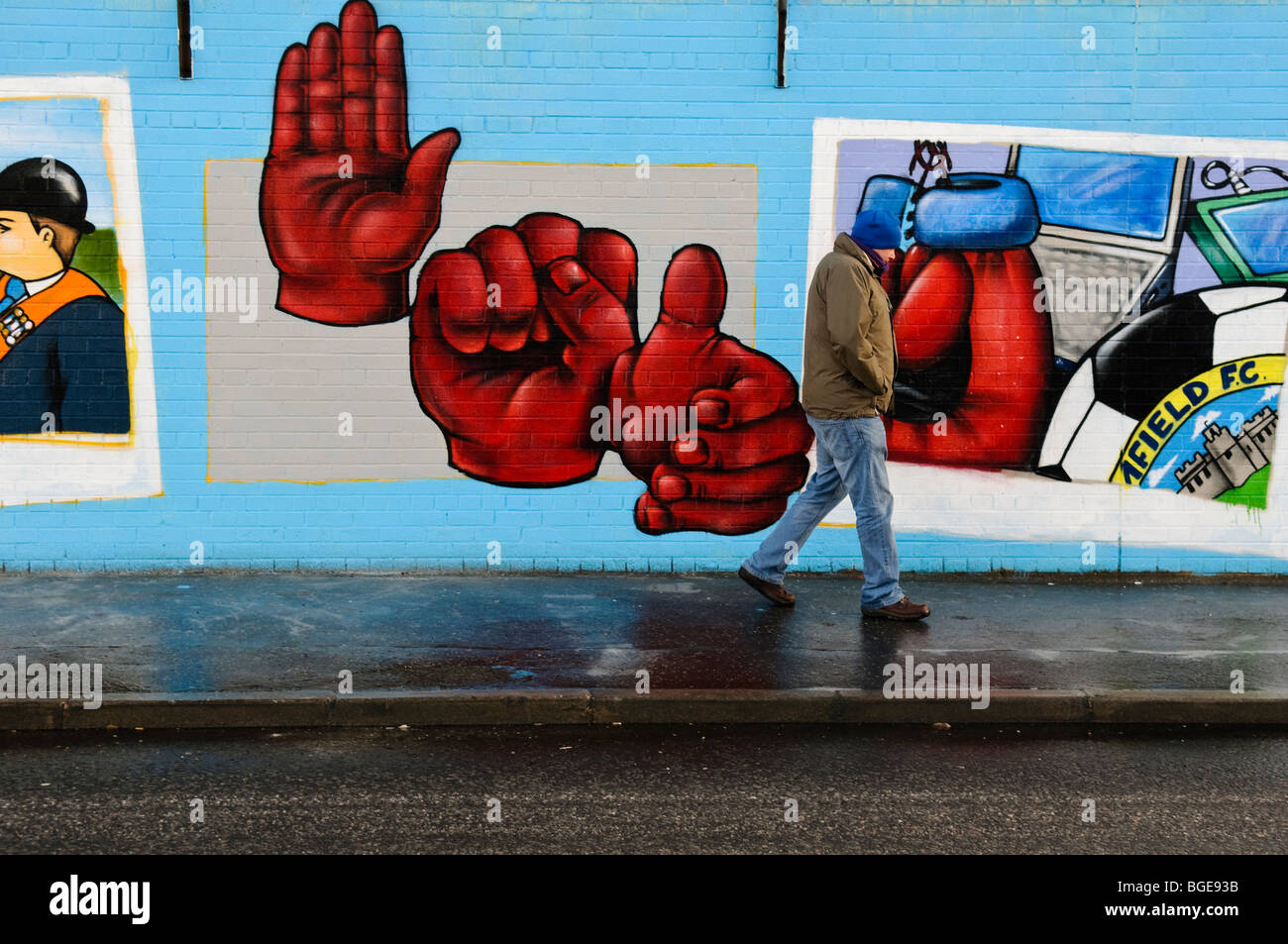 L'homme marche dernières nouvelles peintures murales, peintes au début de 2010 sur la fin de loyalistes Northumberland Street, Shankill Road, Belfast. Banque D'Images